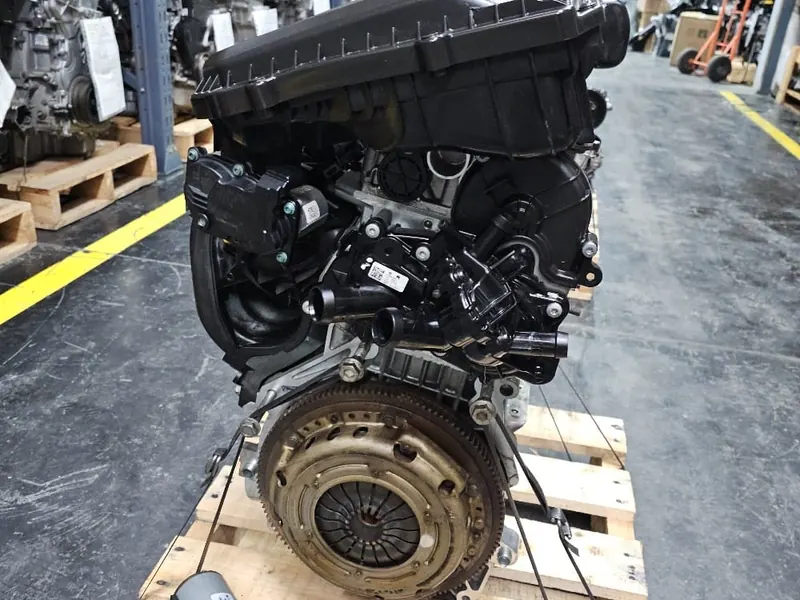 Motor naftero completo sobre un pallet
